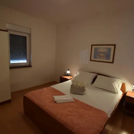 Lana 5 Pers Apartment Mandre