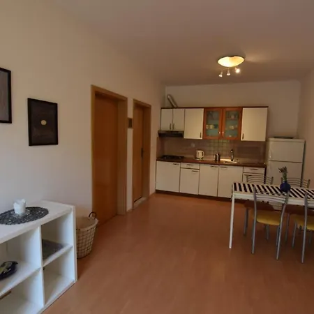 Lana 5 Pers Apartment Mandre